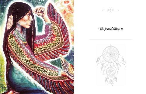 dienoraštis su ryškiu Indėnės sparnų iliustracijos viršeliu ir atverstu pradiniu puslapiu „This journal belongs to“ su sapnų gaudykle