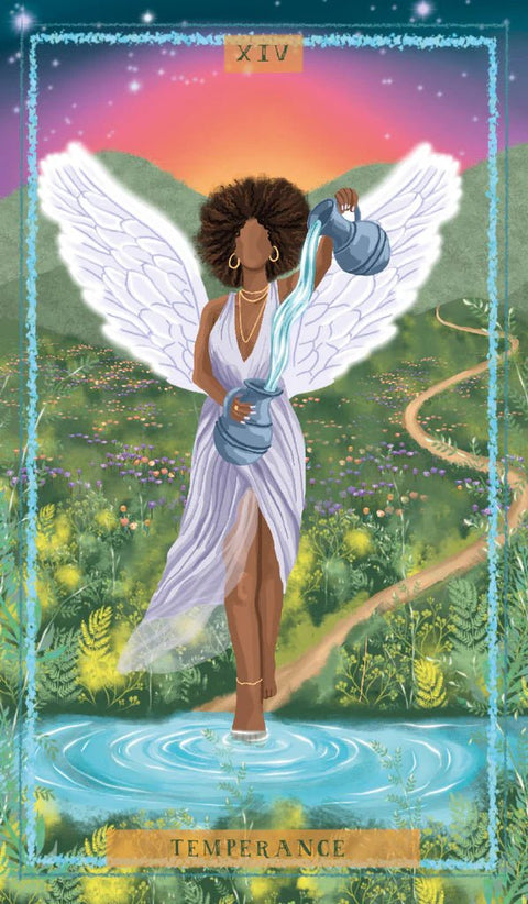 tarot korta Temperance: afrikietė angelė su baltais sparnais, violetine suknele, pilkais ąsočiais, žengianti į tvenkinį prie saulėlydžio su auksiniu borteliu