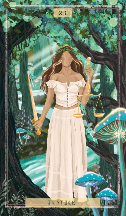 tarot korta Justice, vertikali: moteris su kalaviju ir svarstyklėmis smaragdinėje miško kompozicijoje, šviesūs tonai