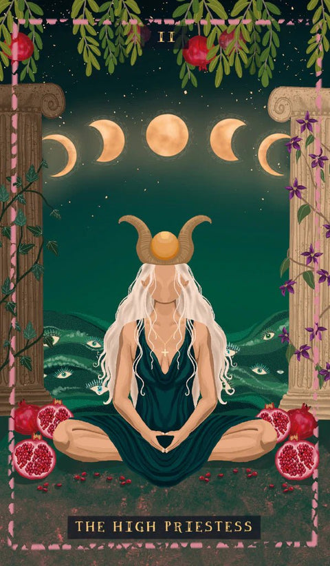 Tarot korta Aukščiausioji kunigė, vertikalus A4 plakatų variantas: žalia iliustracija sėdinčios figūros su ragais ir granatomis
