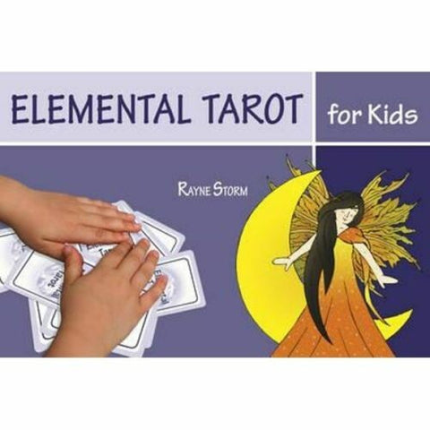 Elemental tarotas vaikams: Rayne Storm kortų rinkinys su violetiniu viršeliu, vaikų rankos maišo kortas prie mėnulio ir fėjos iliustracijos