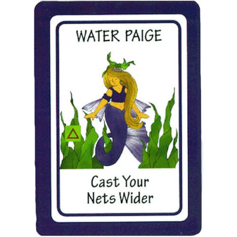 Tarot korta Water Paige su violetine rėmėle, undinė prie jūros žolių ir užrašu „Cast Your Nets Wider“.