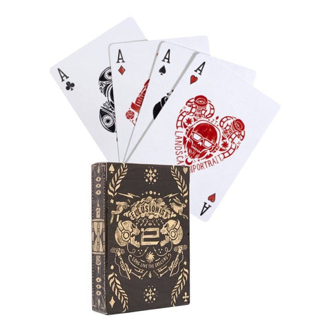 Kortų kaladė Ellusionist, juodas dėklas su auksiniais raštais ir fanuotos tūzų kortos su raudonu kaukolės‑širdies piešiniu, skirta triukams.