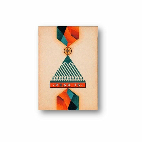 Plakatas Peak 15, kreminis fonas su turkio ir oranžiniais geometriniais kalnų motyvais, centrinis kampu rodomas dizainas