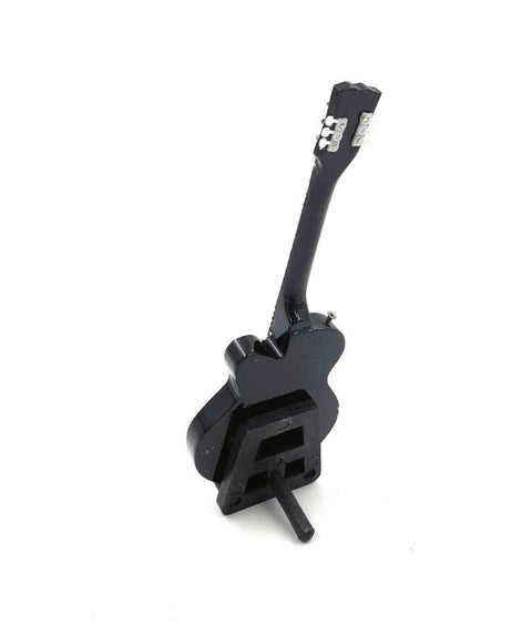 Miniatiūrinė gitara juodos spalvos, nugaros kampu parodytas variantas su pritvirtintu stoveliu ir iškištu kaiščiu