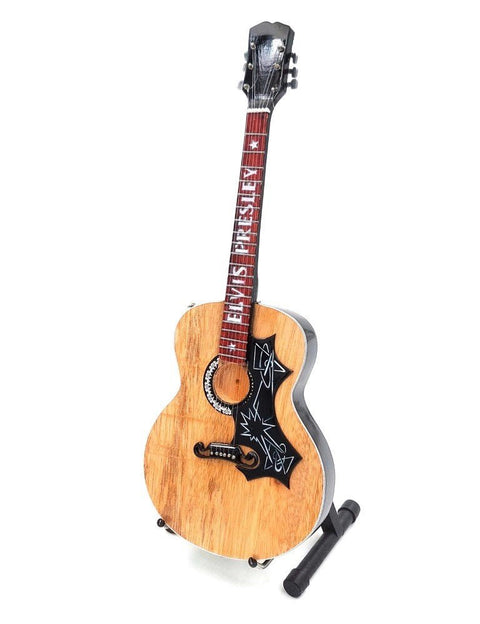 Akustinė gitara natūralaus medžio korpusu su raudonu grifu "Elvis Presley" intarsija ir juodu žvaigždžių pickguard'u ant stovo