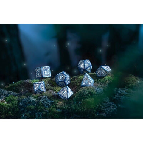 RPG kauliukai – 7 dalių metalinis sidabriškai mėlynas ornamentuotas rinkinys ant samanoto miško pagrindo, naktinė artima kompozicija