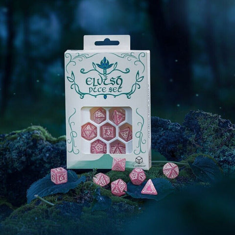 Kauliukų rinkinys Elvish, rožiniai marmuriniai 7 dalių D&D komplektas pakuotėje ant samanų fentezi aplinkoje