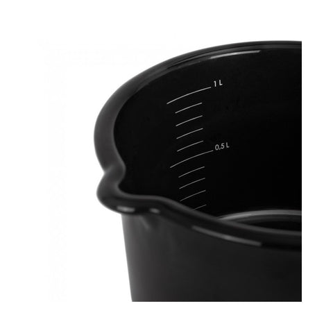 Matavimo indas juodas, pagamintas iš tvirto plastiko, su pilstymo piltuvėliu ir vidaus 0,5 l/1 l matavimo žymėmis, arti komponuotas kampas
