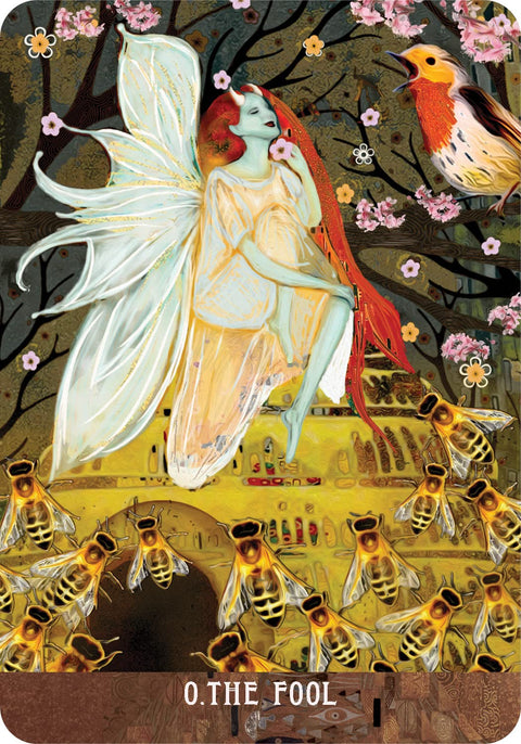 tarot korta The Fool su dideliais baltos spalvos sparnais, raudonplauke fėja ir gausybe bičių ant geltono avilio fono