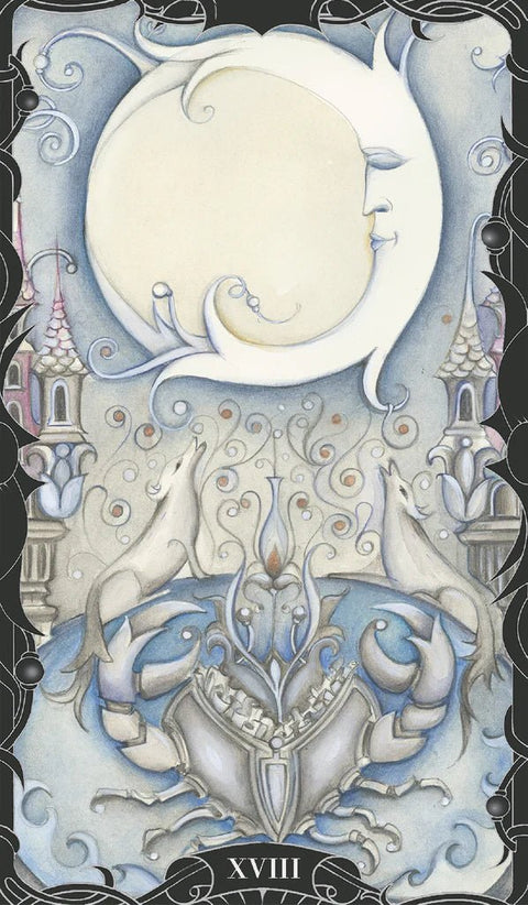 Mėnulio tarot korta, vertikalus mėlynos ir pilkos akvarelinis variantas su profiliu mėnulio, dviem lojanciais šunimis ir krabu, dekoratyviniu rėmu