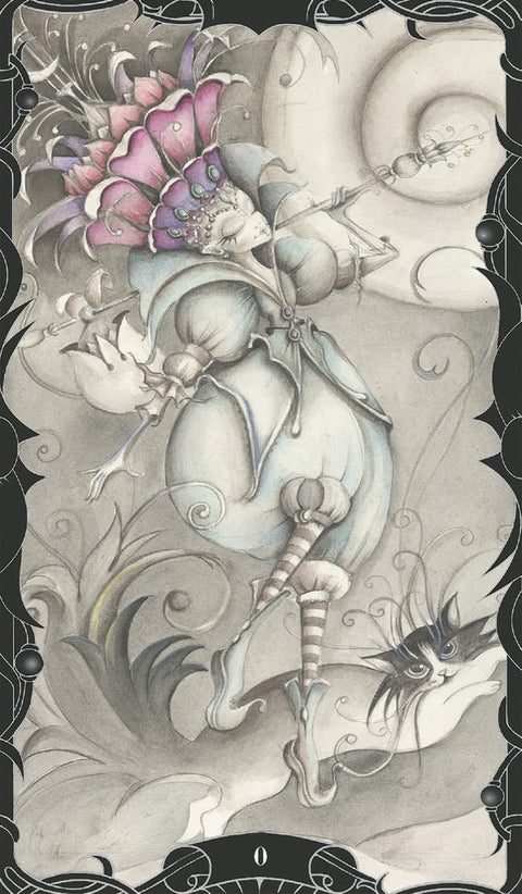 tarot korta Kvailys (0) pastelinė mėlyna su gėlių karūna viršuje ir katinu apačioje, dekoratyvus rėmas