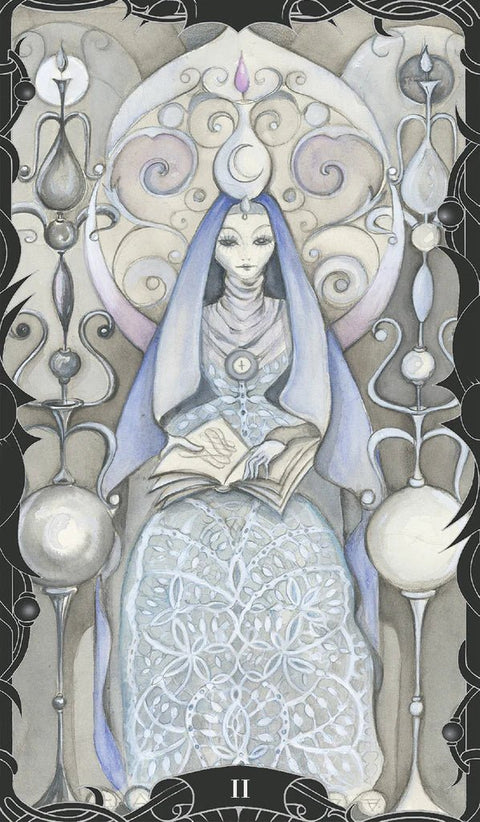 tarot korta Popiežė (II) pilkai mėlyna, sėdi su atvira knyga, ornamentuota nėriniuota suknele ir mėlyna skara, meniškas dizainas