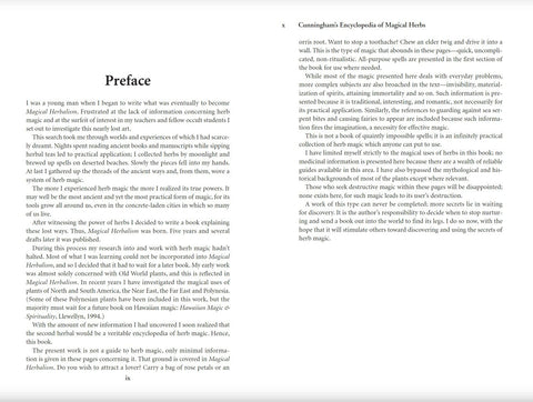 Knyga atversta į dvipusę "Preface" įžangą, balti puslapiai su sutelktu tekstu per dvi puslapių kolonas, platesnis kampas