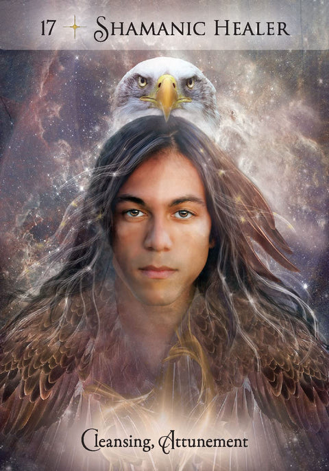 Orakulų korta Shamanic Healer: erelio galva virš vyriško veido, rudos plunksnos ir kosminis fonas, tema „Cleansing, Attunement“.