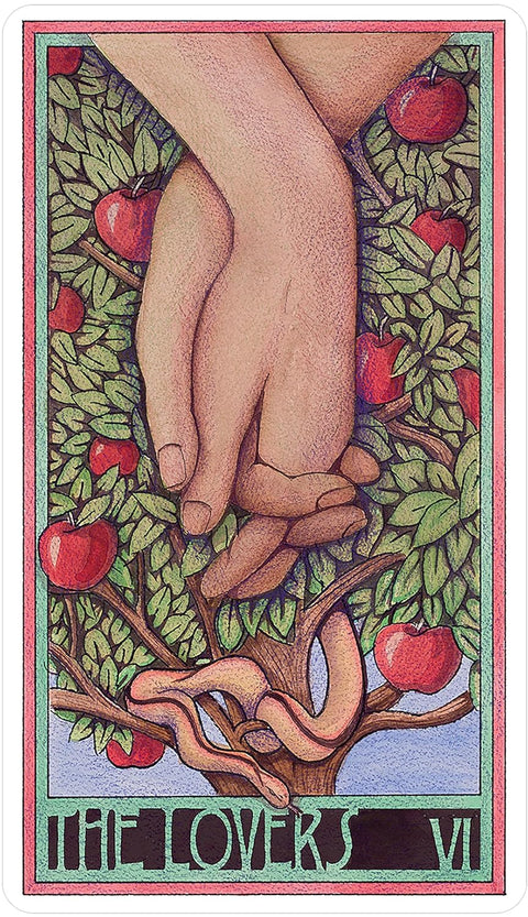 Tarot korta Mylėtojai VI, susikabinusios rankos prieš obelį su raudonomis obuolėmis ir gyvate apačioje, vertikalus iliustracinis dizainas
