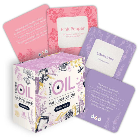 Aromaterapinės kortelės Hallie Marie rinkinys su dekoratyvia dėžute, pastelinėmis violetinėmis levandų ir rožinėmis Pink Pepper kortelėmis fanuotai atverstas