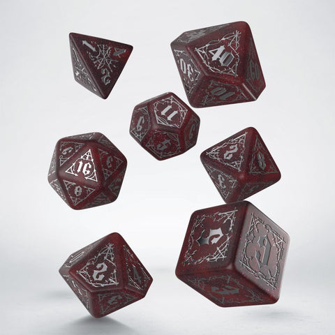Vampyriškai raudonas RPG kauliukų rinkinys 7 vnt., sidabrinė graviruotė