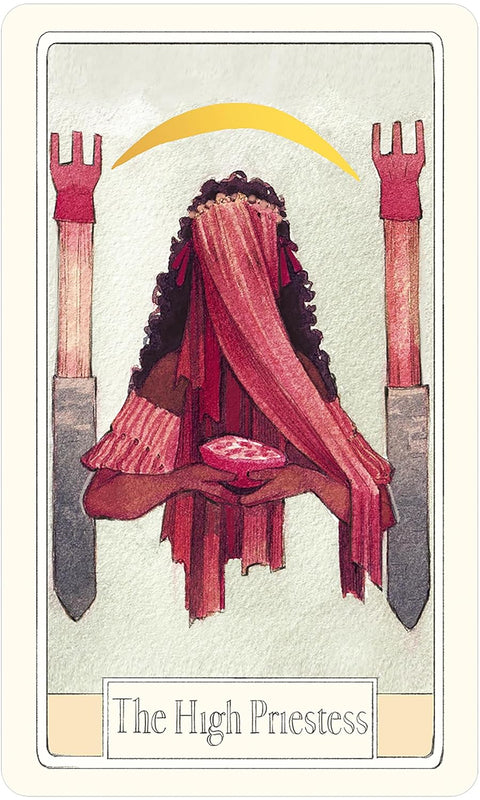 tarot korta Vyriausioji kunigė, raudona uždanga ir rožiniai tonai su auksiniu pusmėnuliu, kortos priekis