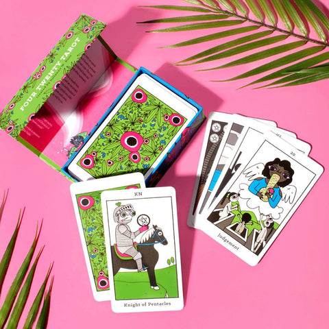 Tarot kortos su žalia gėlėta nugarėle ir atverta ryškiai rožine dėžute, kortos išskleistos fanuotai, akcentuojant pakuotės dizainą