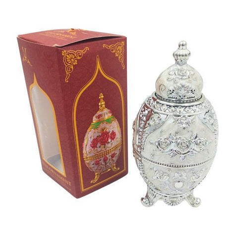 Dekoratyvinis sidabrinis kiaušinis papuošalų dėžutė, ornamentuotas metalas, pristatomas su raudona dovanų dėže