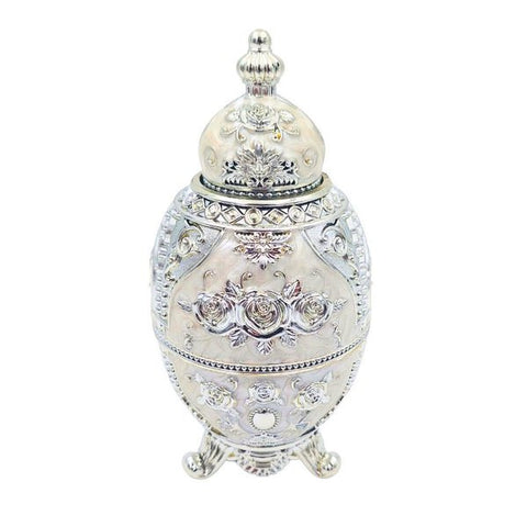 Sidabrinis aromatinis indelis su rožių reljefu ir trimis kojelėmis, ovalus, dangteliu priekinis planas