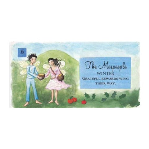 Kortelė „The Merpeople“ – žiemos variantas iš orakulinio rinkinio, dvi sparnuotos figūros su krepšeliais ir mėlyna etiketė