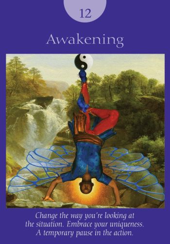 Orakulų korta Awakening (12) violetiniu rėmu — apverstas sparnuotas figūros motyvas su jin‑jan simboliu prie krioklio