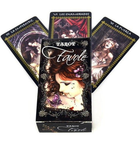 Tarot kortos Favole juodoje dėžutėje su detalizuotomis pasakų stiliaus iliustracijomis ir trimis išskleistomis kortomis