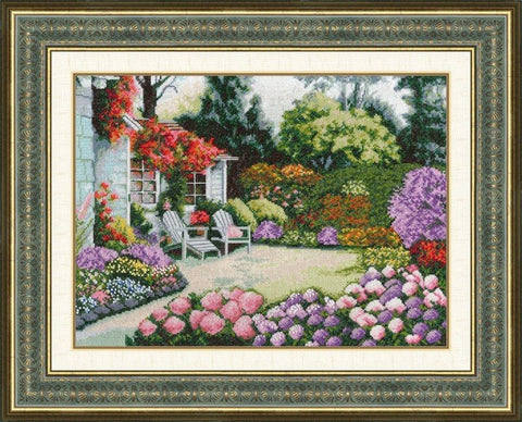 Siuvinėjimo paveikslas: įrėminta sodo scena su rožėmis, hortenzijomis ir dviem poilsio kėdėmis, 40×30 cm