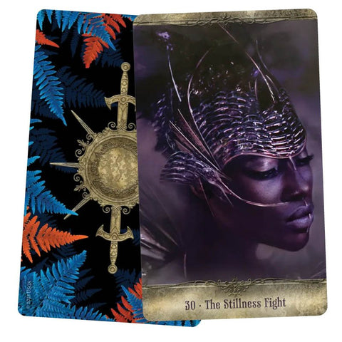 tarot korta – violetinės moters portretas su ornamentine kauke, pažymėta „30 · The Stillness Fight“, matoma ir nugarėlė su mėlynomis ir oranžinėmis paparčio raštomis