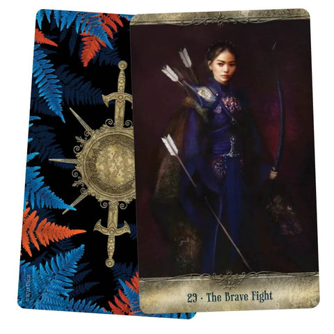 Tarot kortos drąsos korta The Brave Fight su lankininkės iliustracija ir mėlyna‑oranžine lapų nugarėle