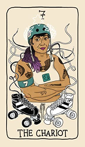 tarot korta The Chariot su riedutininke, šalmu, violetiniais plaukais, tatuiruotėmis ir skaičiumi 7