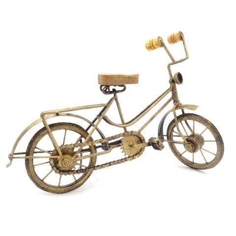 Miniatiūrinis metalinis dviratis antikinės bronzos spalvos stalo dekoracijos modelis su retro grandine ir bagažine, 3/4 kampo perspektyva