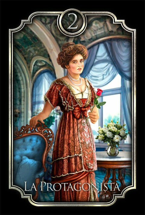tarot korta La Protagonista, elegantiška raudona suknia, moteris laiko rožę prie lango, detalus portretas