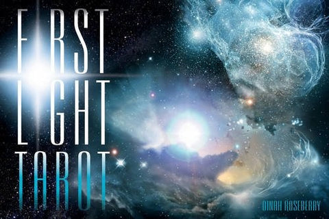 tarot kortos First Light, kosminio meninio dizaino rinkinys su mėlynais ir baltos šviesos motyvais