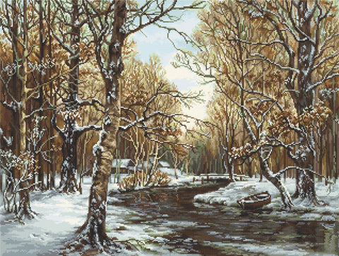 Siuvinėjimo rinkinys: snieguotas upelis su valtimi tarp beržų, rudi ir šviesūs tonai, 50×40 cm, detalių kampinis fragmentas