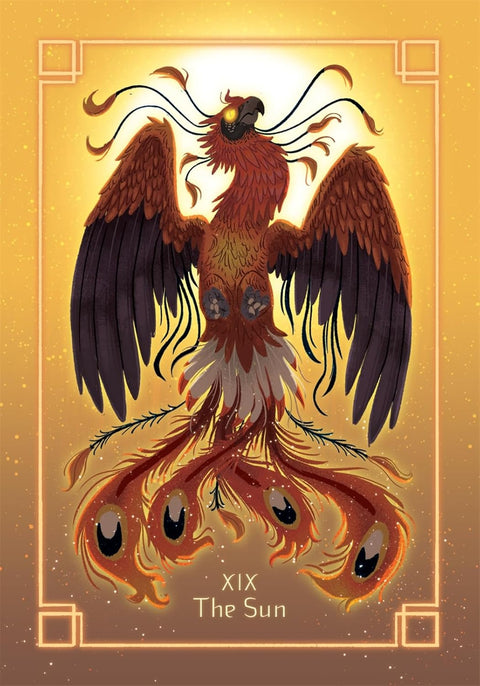 tarot korta Saulė — auksinė ir raudona fenikso iliustracija ant kortos priekinio skydelio, kolekcinė versija