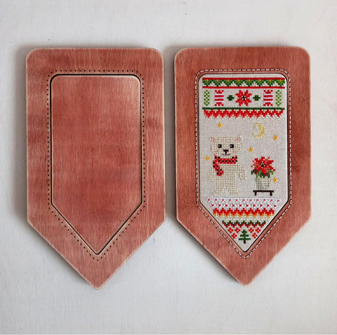 Rankų darbo medinis siuvinėjimo kryželiu rėmelis Vėliava (uogos) 9,5×19 cm