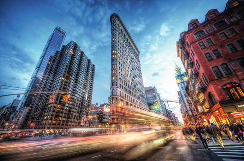 Plakatas Flatiron pastato panoramos — naktinė Niujorko gatvė su šviesos takais, 60×90 cm matinė versija