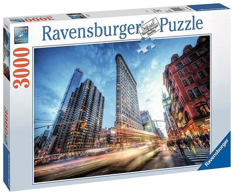Dėlionė Ravensburger 3000 dalių su Niujorko Flatiron pastatu naktinėje panoramoje, pakuotės priekinis planas