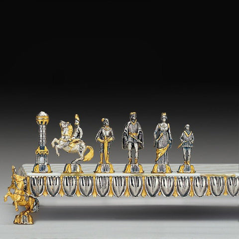 Šachmatai su sidabro ir auksu apdailos karališkomis viduramžių figūrėlėmis, artimas planas ant marmuro lentos