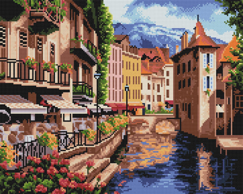 Deimantinė mozaika: spalvota Venecijos tipo upės panorama su balkonu ir gėlių lovomis, kalnais fone, 40×30 cm rinkinys