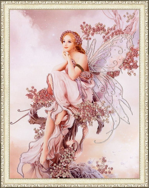 Paveikslas rožinė fėja ant drobės 60×80 cm su sidabriniu ornamentuotu rėmu, pastelinės rožinės spalvos