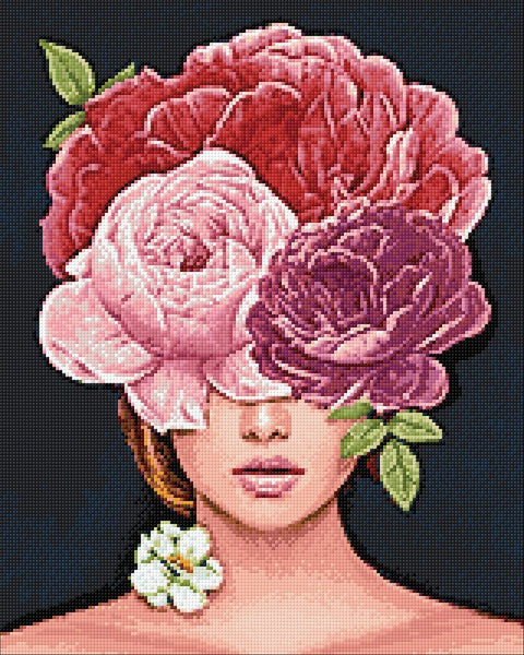 siuvinėjimo rinkinys: moters portretas su didelėmis rožinėmis ir violetinėmis bijūnėmis ant tamsaus fono, 40×50 cm
