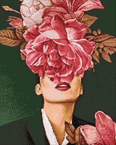 Sieninė drobė art print – iš arti portretas su didžiule rože už akių, rožinė–bordo paletė, tamsiai žalias fonas ir mozaikinė faktūra