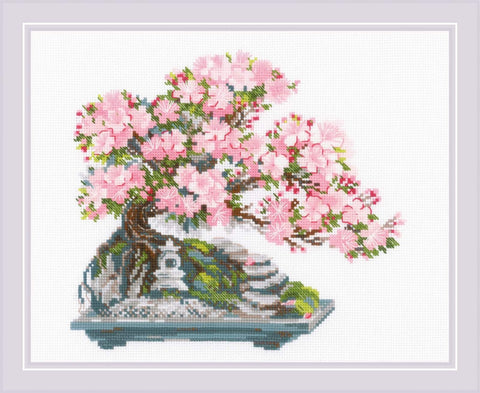 Siuvinėjimo rinkinys: bonsai vyšnių žiedų kompozicija su rožiniais žiedais ant akmens indo, parodytas pilno dydžio pavyzdys