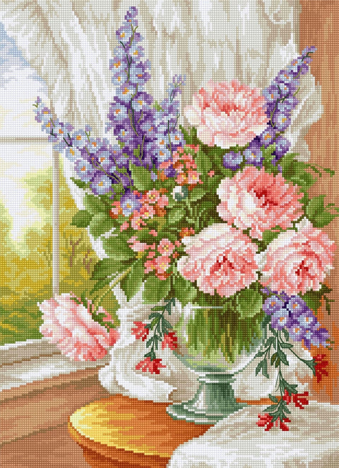 Siuvinėjimo rinkinys – baigtas pastelinių rožių ir alyvinių žiedų motyvas vazone prie lango, dydis 40×50 cm