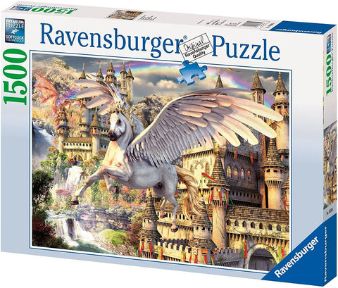 Dėlionė Ravensburger 1500 det., dėžutės priekinė pusė su sparnuotu pegasu virš pasakiškos pilies ir krioklio fono