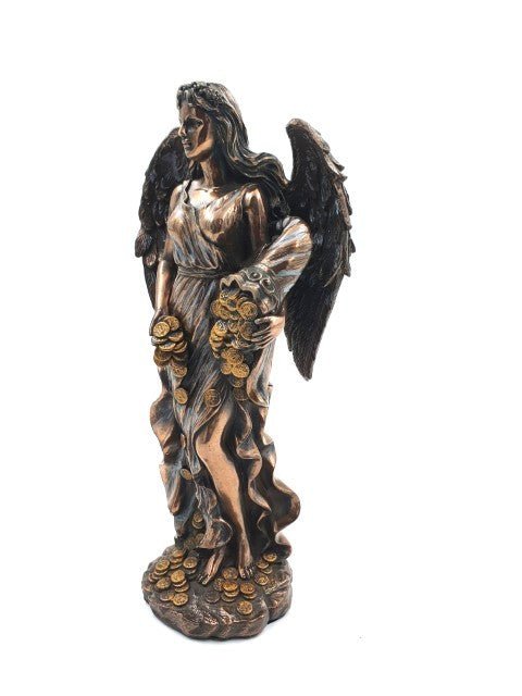 angelų statulėlė bronzinė, stovinti, didesnė, laiko išsiliejusias monetas rankose ir turi detalius sparnus